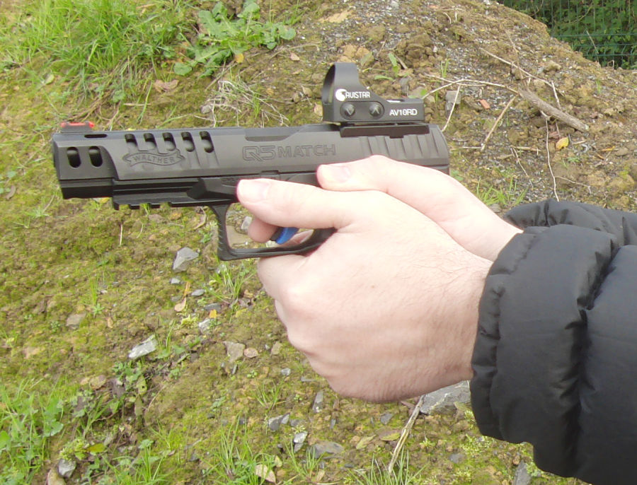 Avistar AV10RD Empuñando Walther Q5 Match